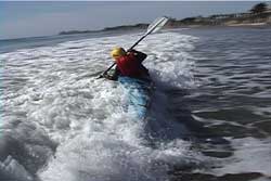 paddler edging wrong way but bracing correctly